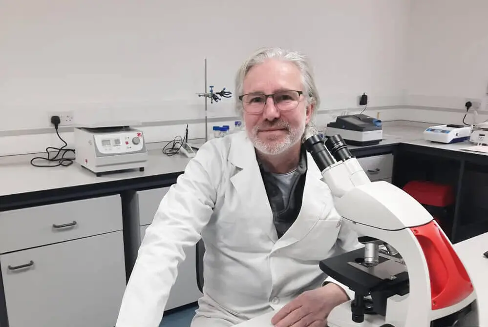 Graham Botfield van Living Nutrition in het lab